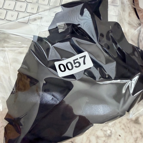 SKIMS BODY UNLINED PLUNGE BODYSUIT BD-THG-9105 Sz Medium Shapewear Black Onyx - Picture 5 of 5